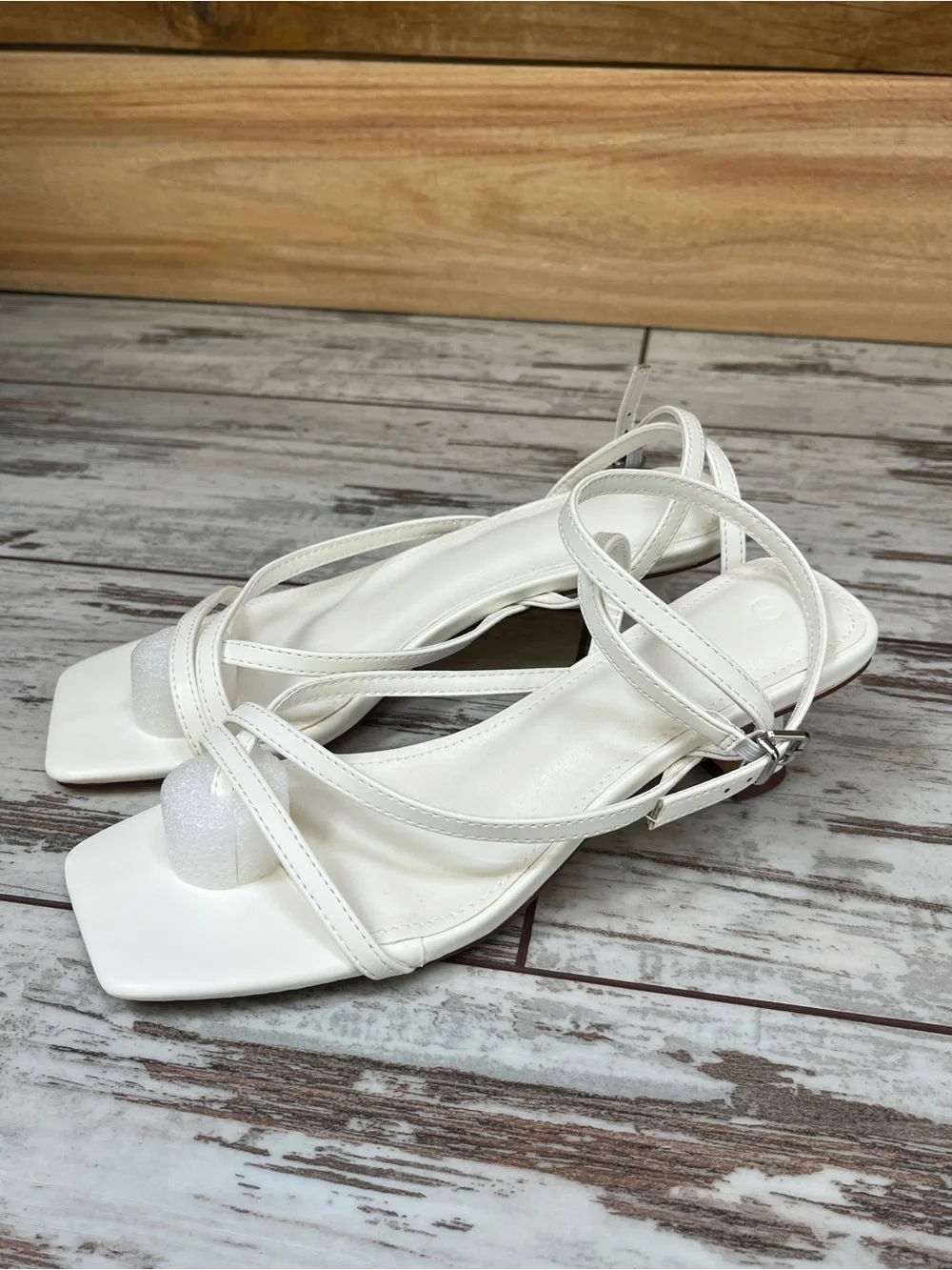 Juliet Holy Womens 7 White Strappy Square Toe Toe-Loop Kitten Heel Sandals NWOT